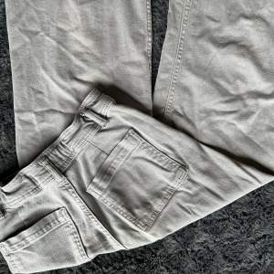 Snygga Wide leg jeans i färgen grå från Zara, säljer då de inte längre är min stil men är endast använda några gånger. Pris kan diskuteras💗