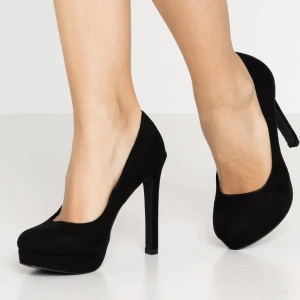 Klassiska pumps - Svarta snygga pumps i storlek 38. Endast använda 1 gång. Lånade bilder.