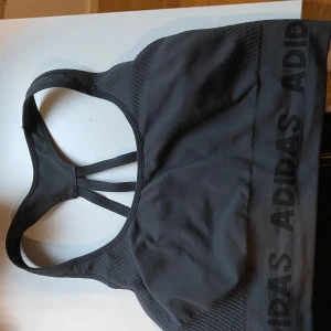 Sport-bh - I fint skick Strl S Snygga detaljer på baksidan som framhäver ryggmusklerna  Nypris 349 kr!!