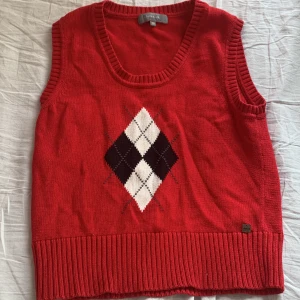 Röd väst!❤️ - En söt väst jag thriftade! Inga fel och aldrig använd:)