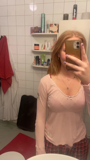 Odd Molly blus  - Intressekoll, Söt odd Molly blus. Kan ta fler bilder vid intresse. Har tiktoks där jag har på mig den som jag kan skicka i chatt!💗 Den hade ett hål vid armhålan som jag sytt ihop med röd tråd men det syns ej när det är på