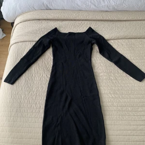 Klänning från hm  - Klänning från hm i storlek s   Säljes pga används aldrig. Jag är 159cm och klänningen är strax över knäna.   Snyggt skuren vid axlarna. Svalt tyg. 