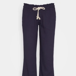 Roxy linnebyxor  - Säljer mina mörkblåa Roxy byxor då jag inte tycker de passar mig. Använda typ 2 ggr så nästan helt nya. 