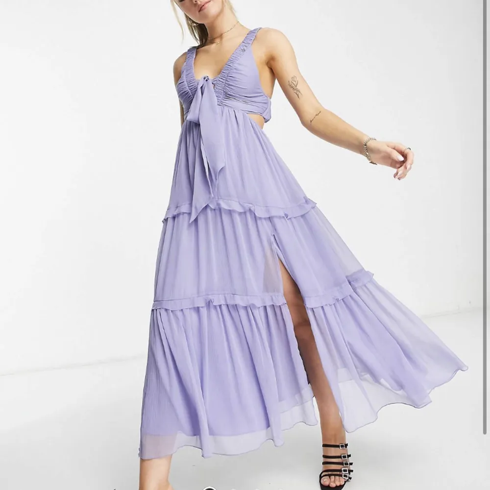 Säljer en panelsydd lila klänning som var lite för liten på mig, inte så stretchiga material💞500kr+frakt. Klänningar.