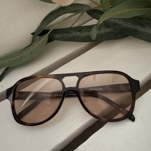 Corlin eyewear - Ett par solglasögon från Corlin. Säljer på grund av att jag har ett par liknande och dessa är lite för stora för mig. Pris är ex. moms