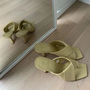 Gula klackskor - Gula klackar från H&M, superfina nu till sommaren! Faktiskt väldigt bekväma. Endast använda fåtal gånger. Strl 37 och true to size. 