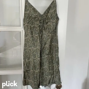 Zara klänning - Såå fin klänning, samma modell som första två bilderna fast i leopard mönster (bild 3). Storlek m men justerbara band så passar mig som har xs/s