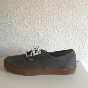 Vans - Vans, bra till sommarn. Använda förra sommarn men fortfarande i bra skick:)