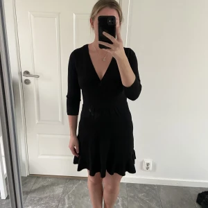 Svart klänning  - Klänning från only i mjukt material.