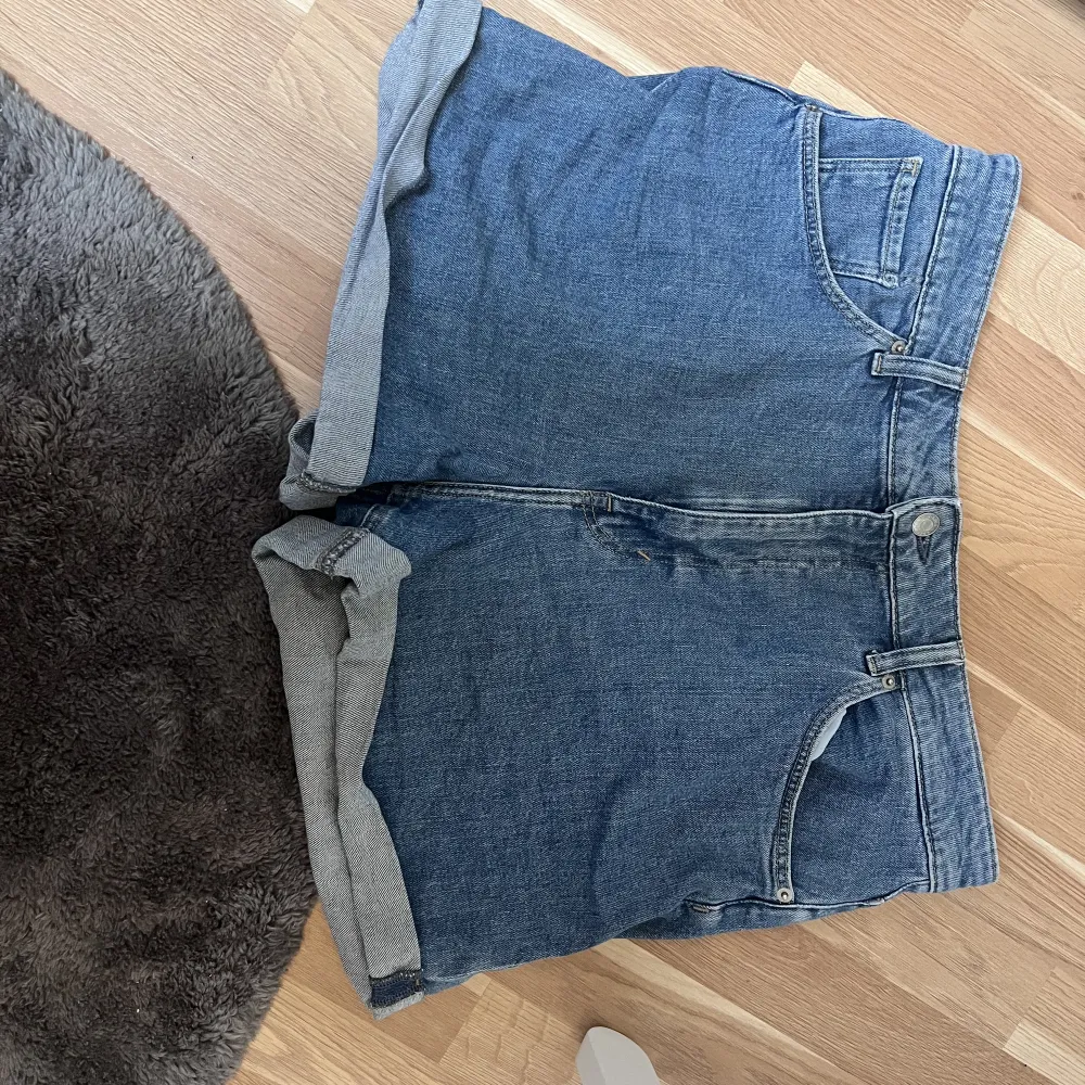 Ett par Jeans shorts som inte används Skriv om ni vill ha mer bilder:). Shorts.