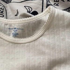 Brandy t-shirt - En jättegullig & åtsittande t-shirt från Brandy Melville! Tröjan är nästintill oanvänd och i väldigt fint skick! Passar nog mellan xs-m. Hör av er vid frågor 💞