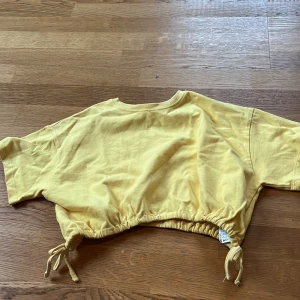 Gul T-shirt - Förliten tröja som nu säljs, använd fåtal gånger🦋