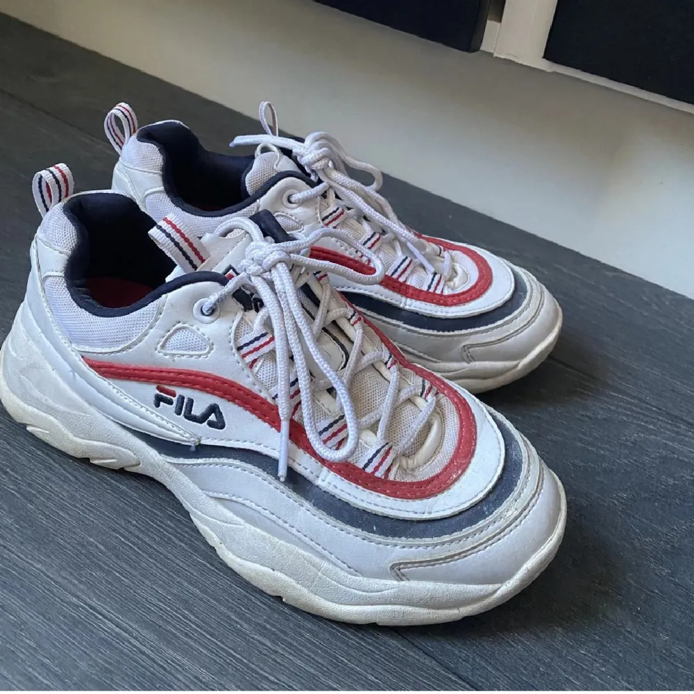 Fila sneakers i strl 37. Fräscha och fina!  Knappt slitna.. Skor.