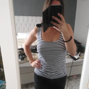 Linne från zara - Så skönt lille från zara. I stretch. Ser helt oanvänd ut. Inte nopprig. Inga fläckar. Den ser ut som svart o vit på bilden men den är msrinblå/vit. 