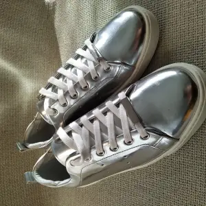 Helt nya Aldo Dam silver sneakers 40 