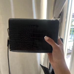 Väska  - Söt lackväska från Åhléns, inga synliga märken 