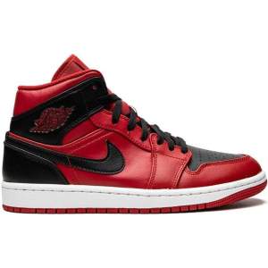 Säljer mina röda Nike air Jordan 1 mid eftersom de tyvärr inte passar längre. Använd fåtal gånger, inga defekter och skulle se ut som nya tvättade.  Pris kan diskuteras 