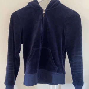 Juicy couture kofta  - Snygg mörkblå juicy kofta som inte kommer till användning.