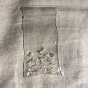 Örhängespluppar - Ett pack med 15 par plastpluppar, till att sätta bakom örhänget. Genomskinliga. Priset gäller för 1 pack. Endast 1 pack i lager. Skickar med postnords frakt 15kr. Postbevis✅
