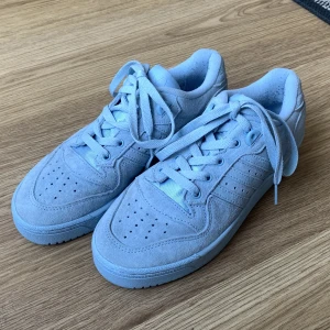 Adidas Rivalry Low Clear Sky - Sparsamt använda Adidas köpta i Australien. Är använda max 15 gånger i storleken 38 2/3 (se sista bilden för specifika mått). Jag kan mötas upp i Linköping eller skicka🌟