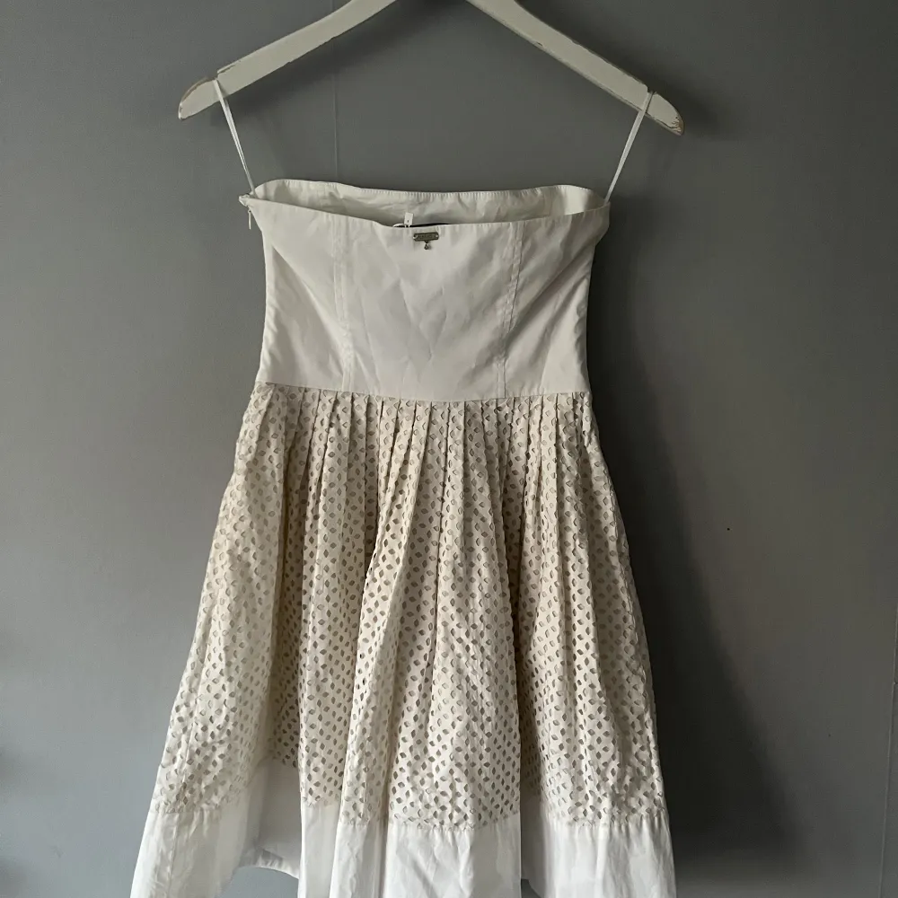 Superfin vit kläning, måste tyvärr sälja då den var i fel storlek. Är köpt second hand och storlek stå inte på lappen💓. Klänningar.