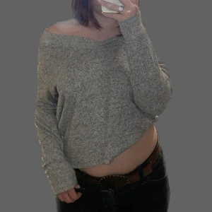 Off-shoulder tröja - Fin grå tjocktröja som man kan ha off-shoulder. Använd några få gånger så i bra skick. Storlek S. !!Kontakta mig innan du väljer köp nu!! Fraktkostnad tillkommer <3