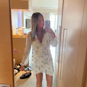 Sommarklänning - Såå fin klänning! Vit med små blommor på. Använd en gång då den inte passar längre