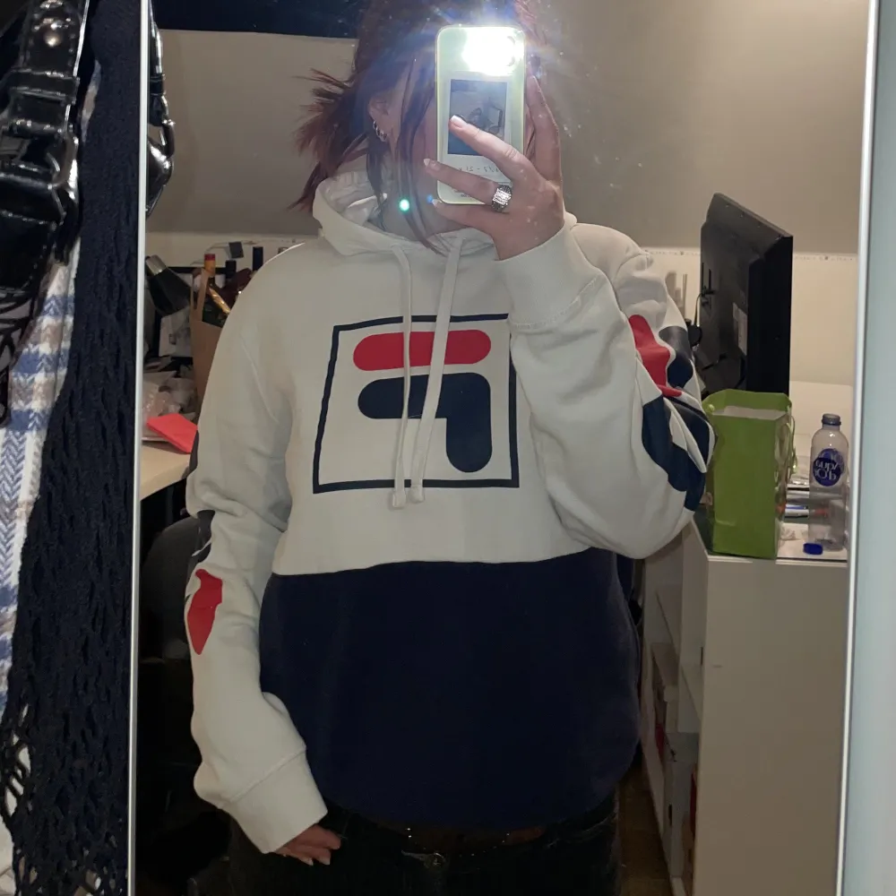 Snygg Fila hoodie i väldigt bra skick. Väldigt bekväm och varm. Storlek M. Rek. pris ca 500kr, säljer för 300kr. !!Kontakta mig innan du väljer köp nu!! Fraktkostnad tillkommer <3. Hoodies.