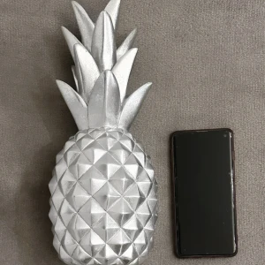 Silver ananas dekoration - Dekoration inredning, ananas. Färg: silver. Strl: 30 cm x 12 cm.