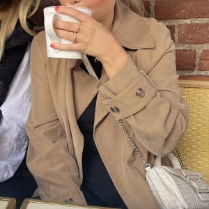 Trenchcoat från Mango - Trenchcoat från Mango i fint skick, storlek S.