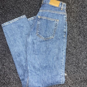 Jeans - High waist jeans från gina tricot i storlek 32 i fint skick.
