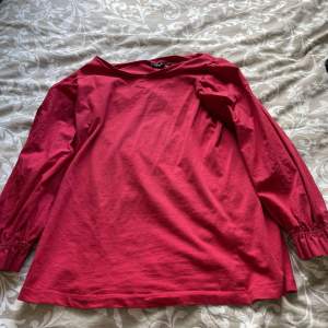 Röd tröja med puff ärm , storlek S 🤍