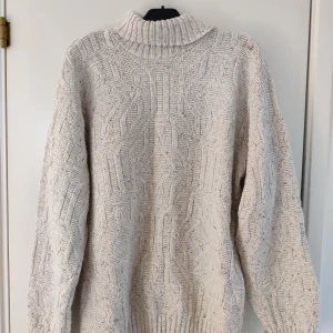 stickad tröja - bra skick, 70% akryl och 30% ull