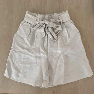 Beiga högmidjade linneshorts med justerbart band/knyte i midjan från H&M i storlek 38. Enbart provade och aldrig använda🤎