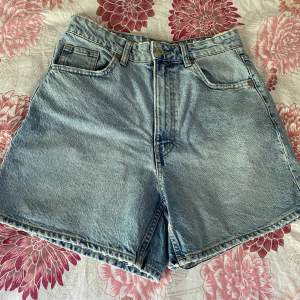 Zara shorts i storlek 40. Ca 1dm över knäna på mig som är 160cm lång. Helt oanvända! (Affärspris 350kr) omkretsen runt midjan 84-85 cm! Sjukt fina inför sommarn!!