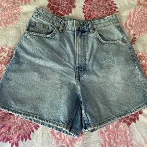 Zara blå shorts - Zara shorts i storlek 40. Ca 1dm över knäna på mig som är 160cm lång. Helt oanvända! (Affärspris 350kr) omkretsen runt midjan 84-85 cm! Sjukt fina inför sommarn!!
