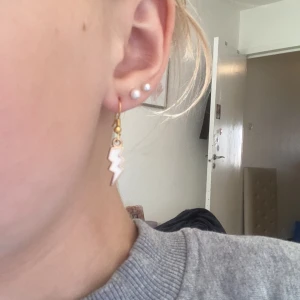 Örhängen  - Blixt örhängen!🥰 finns olika färger, se alla färger på bild 2 och 3!❤️⚡️⚡️ frakt 13kr⚡️💗