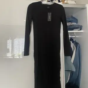 helt NY klänning med prislapp från VeroModa, formar kroppen jättefint. Fler bilder privat!