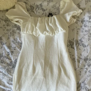 Vit klänning  - Jättefin vit klänning som går jättebra att använda till student likväl till sommaren. 