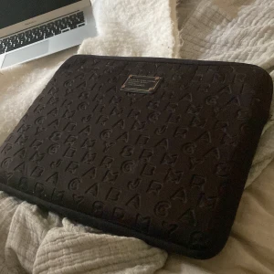 Marc Jacobs  - Jättefint datorfodral!  Lite rostig på märket. Dragkedjan är sönder men går att fixa hos en sömmerska för nån hundring 💕