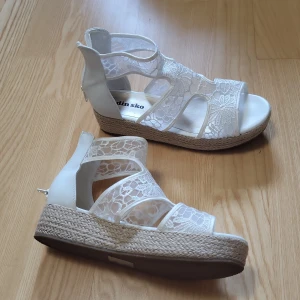 Vita sandaler - Vita finskor använda 1 gång. Bekväma och i jättefint skick!