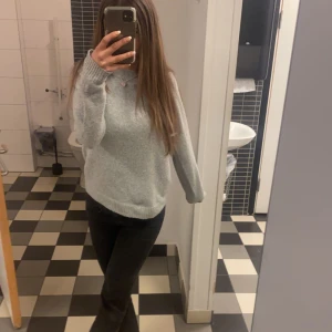 grå stickad tröja - tröjan är från vero moda köpte den i sommras men har inte kommit till användning💗