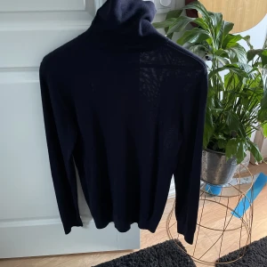 Polotröja  - En fin polotröja köpt på hm stolek m. Sällan använd skick 10/10. Köpt för 150kr mitt pris 50kr. 