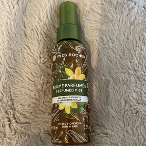 Parfym - En hair och body mist från Yves Rocher.💚 Doft: vanilj 100ml Den är lite sprejad (se bild 3)