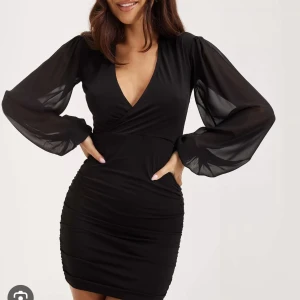 Svart chiffong klänning strl XS - Slutsåld klänning från NLY One, svart tight med chiffong ärmar i strl XS. Endast använd en gång! Vid frågor skriv gärna till mig🌸💓