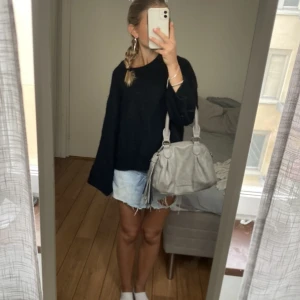 Jeanskjol - Säljer denna blå jeanskjol. Midjemått 72, längd 36. Har du någon fråga är det bara att höra av sig🫶🏻