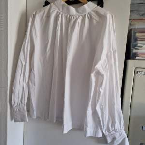 En vit blus/skjorta  Stl. L från H&M  Kolla gärna in mina andra auktioner Samfraktar om det behövs 