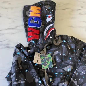 Bape hoodie - Den är helt ny aldrig används  Den lyser i mörkret och den är inte silky. r4p priset kan diskuteras