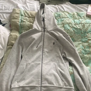 Ralph Laurent tröja  - Tjena jag säljer nu min Ralph Lauren tröja storlek M bättre skick hittar du inte den är knappt använd helt som ny! inte urtvättad inga fläckar inga hål helt som ny riktigt snygg grå zip hodie