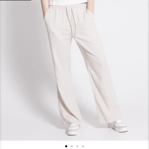 Linnebyxor - Hej! Säljer dessa beiga sköna linnebyxor ifrån lager 157! Helt oanvända! Säljer även ett par vita i samma storlek💕